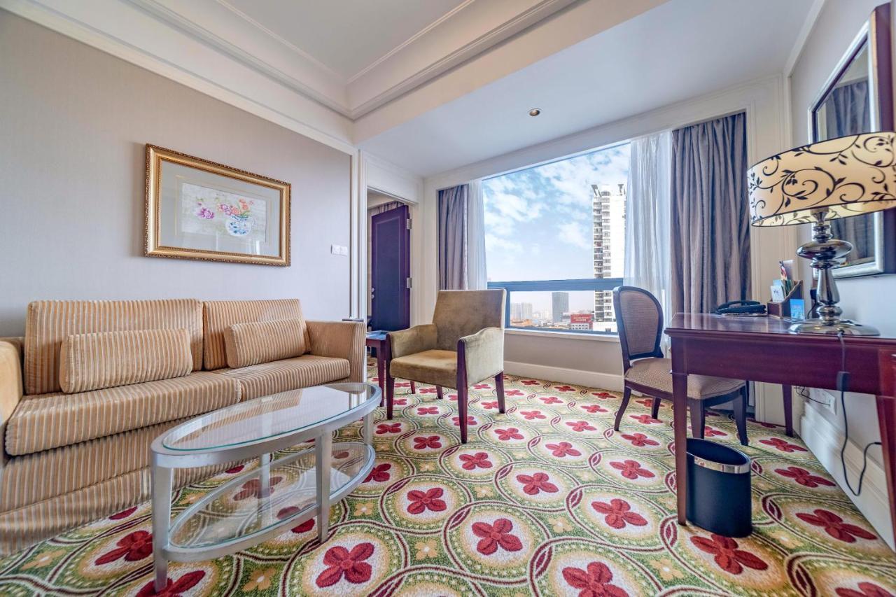 Ramada Yichang Hotel Екстер'єр фото