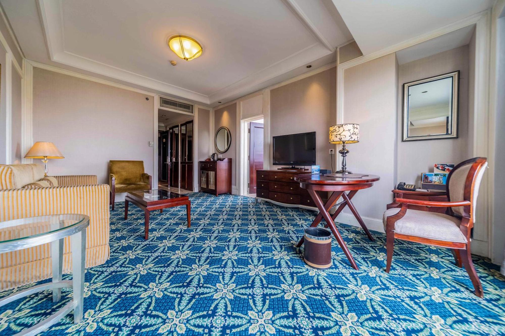 Ramada Yichang Hotel Екстер'єр фото