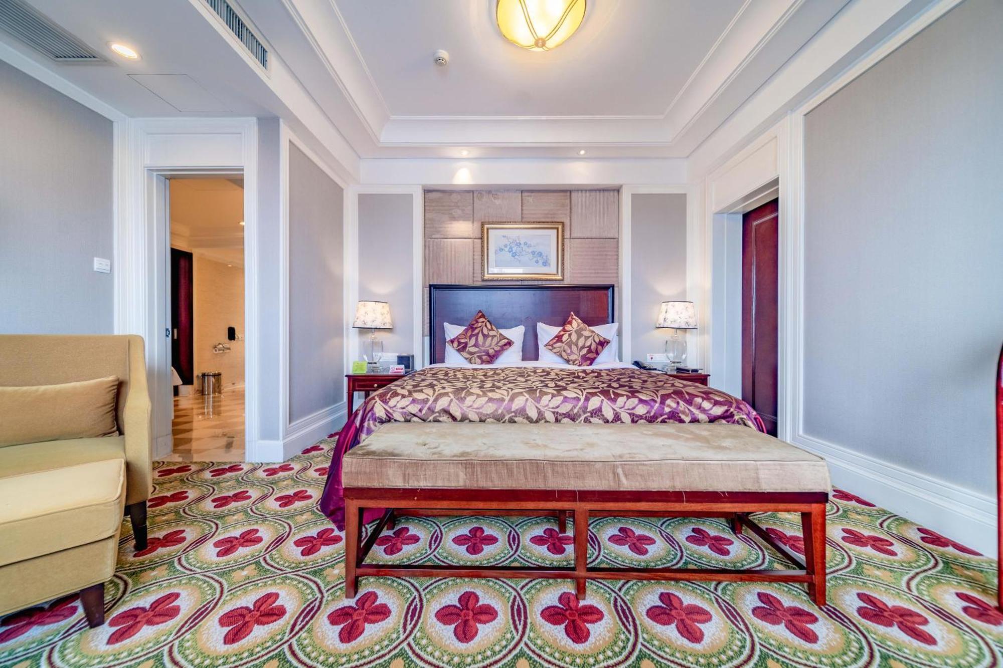 Ramada Yichang Hotel Екстер'єр фото
